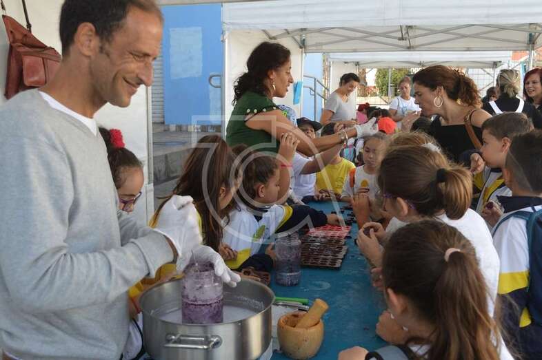 Alumnos en el taller de elaboración de jabones naturales (Foto TA)
